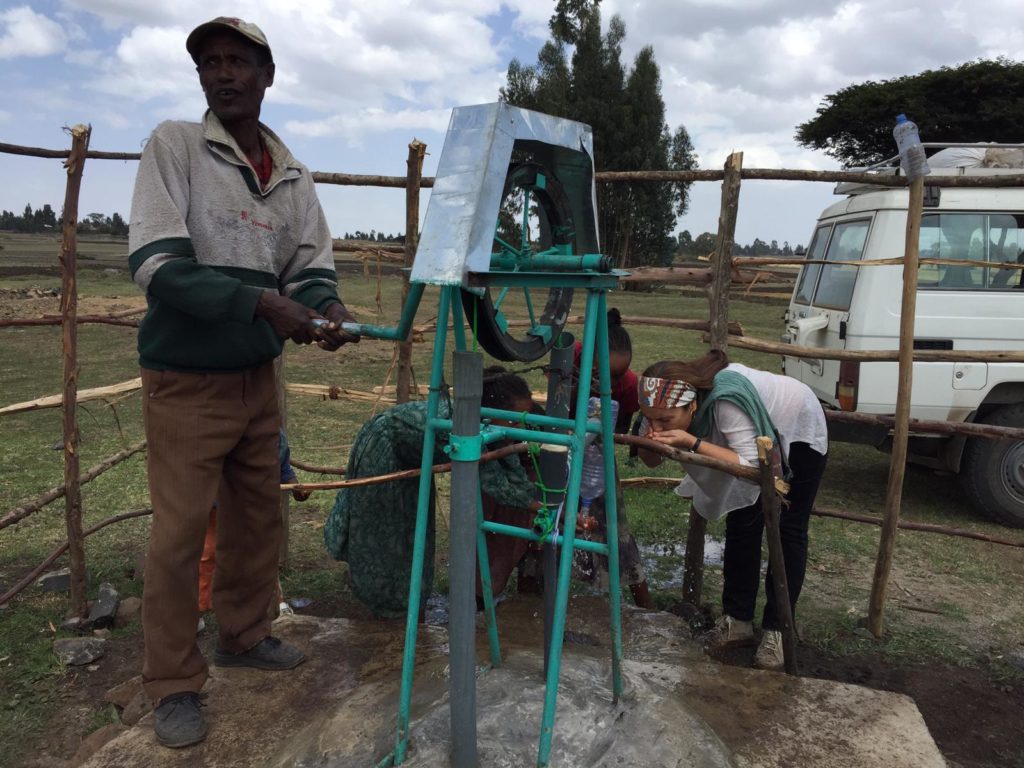 Bailando: misionera Sarai bebiendo agua de uno de los pozos perforados
