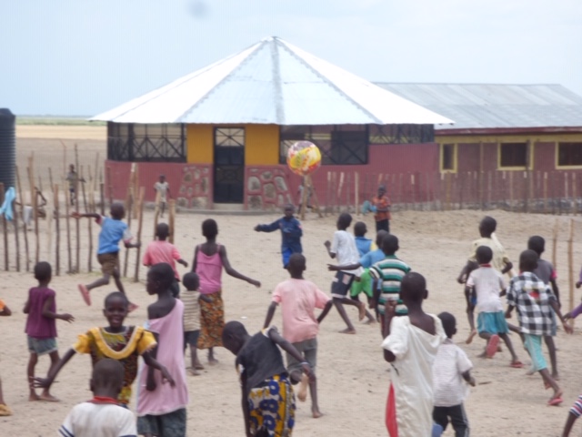 Deporte: niños jugando con una pelote