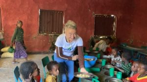 Día Mundial de la Alimentación: Mari Olcina, ayudando en el reparto de alimentos de uno de los comedores de Muketuri