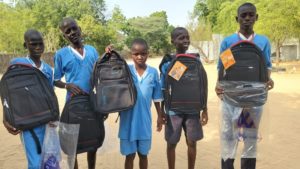 TurkanaBarcelona: alumnos del programa de becas con el material escolar recibido