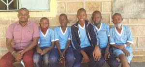 TurkanaBarcelona: Padre Wycliffe junto con algunos de los alumnos becados