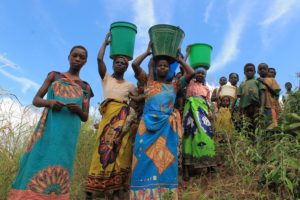 Gotas para la vida: Mujeres recogiendo agua