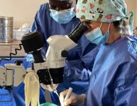 Campaña oftalmológica en Ave María: Dra. García Sandoval operando a un paciente