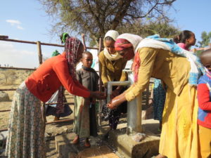El rol de las mujeres en la gestión del agua: mujeres en un pozo manual lavándose las manos