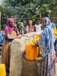 El rol de las mujeres en la gestión del agua: Mujeres rellenando bidones en la fuente