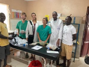 Equipos: miembros de la clínica móvil junto con el Dr. Mario Aparicio en Lobur